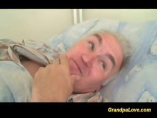 Bestefar honning knulling en fin brunette sykepleier gi blowjob