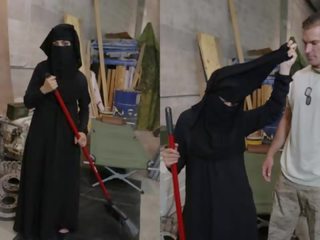 Tour no pakaļa - musulmaņu sieviete sweeping grīda izpaužas noticed līdz concupiscent amerikāņi soldier