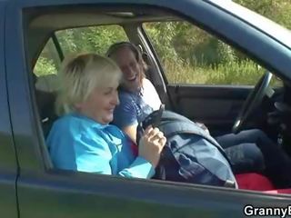 Vanaemake saamine uhmerdatud sisse a auto