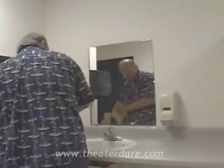 Réel chienne pipe en toilettes