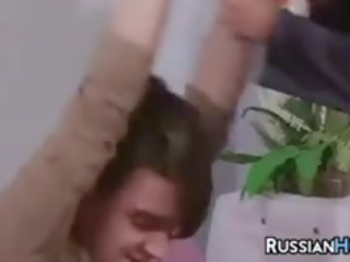 रशियन ग्रॉनी का आनंद ले रहे एक युवा पेनिस