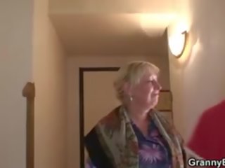סבתא מקבל דפק על ידי an צעיר pickuper
