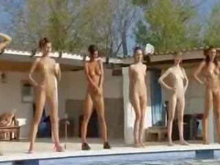 Six naken jenter av den basseng fra italia